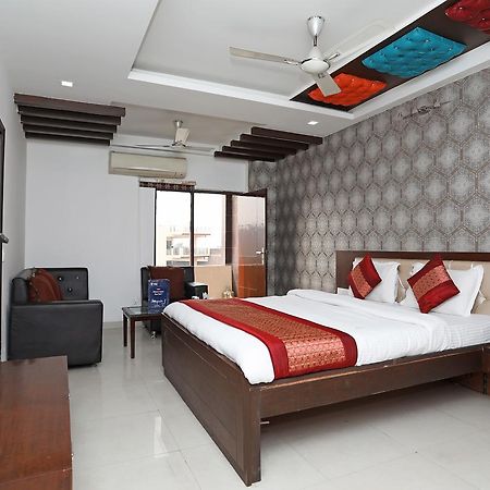 Capital O 10025 Hotel Flora Inn Ґурґаон Екстер'єр фото