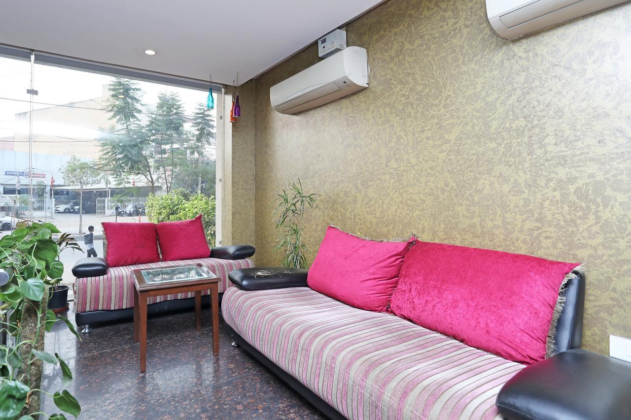 Capital O 10025 Hotel Flora Inn Ґурґаон Екстер'єр фото