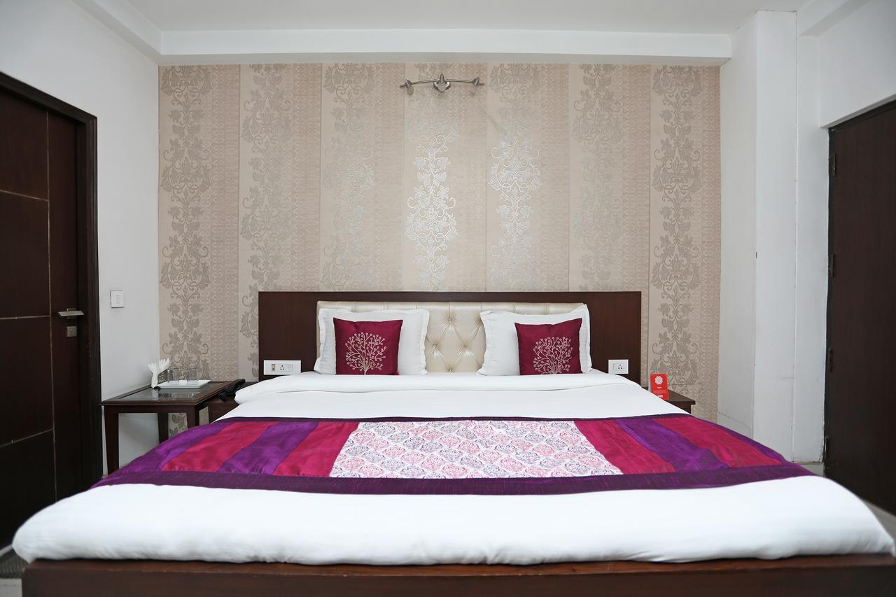 Capital O 10025 Hotel Flora Inn Ґурґаон Екстер'єр фото